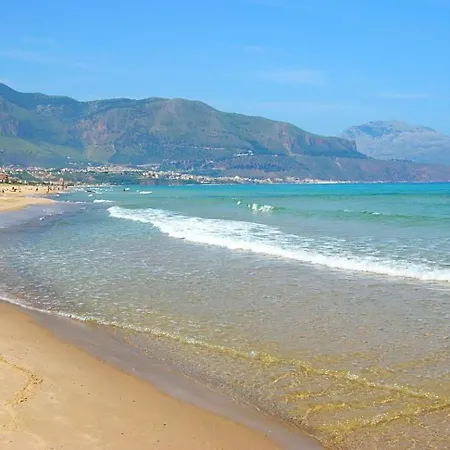 Apartment Seaside Marina Retreat: 2br With Pool & Access